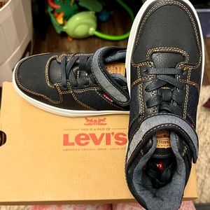 Levi’s Boys shoes size 4.5 -Davis Denim Navy/Reverse